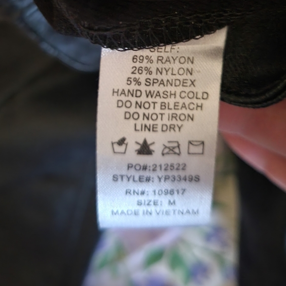 NWT Fashion Nova Stretchy High-waisted Faux Leather Pants with back pockets - Picture 6 of 6